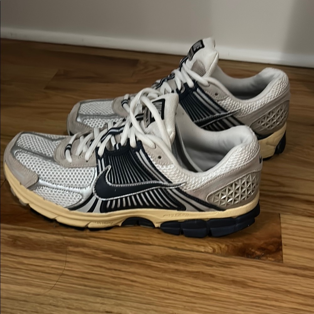 Men's Nike Vomero 5 Shoes. Size 11. Navy, white, tan, and silver.
